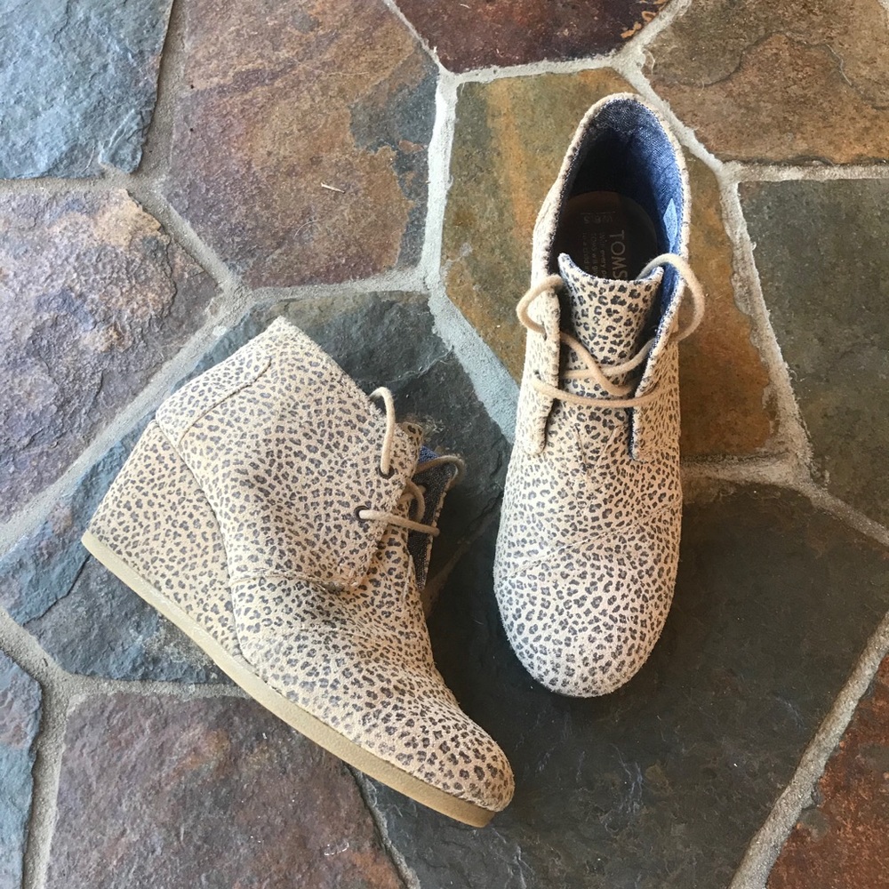 Toms 8.5 leopard print suede wedge shoes